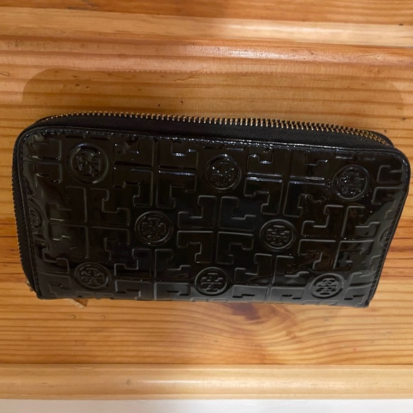 Tory Burch Embossed Patent Leather Wallet Black - Picture 1 of 5